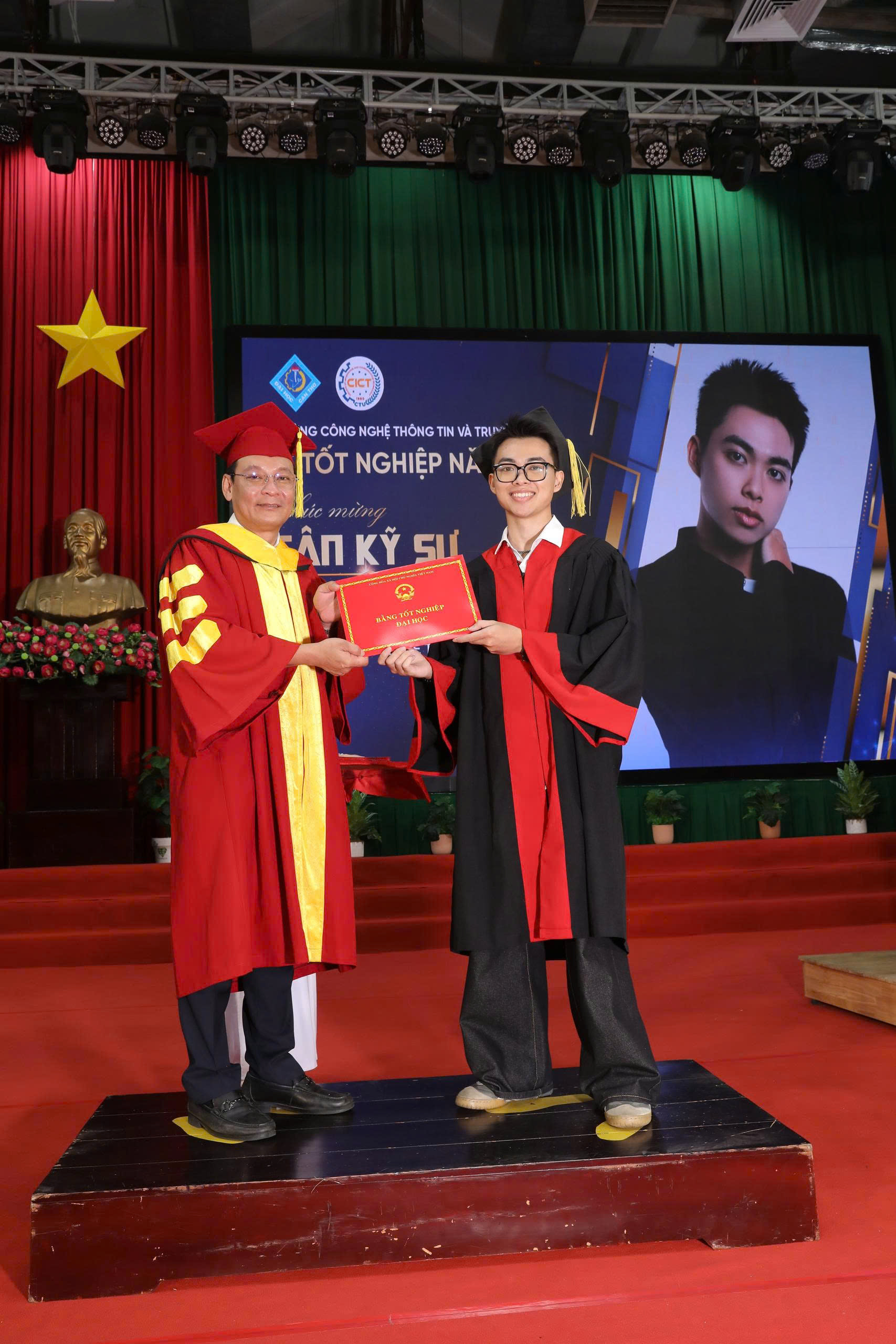 Hải nhận bằng tốt nghiệp Đại học Cần Thơ năm 2026